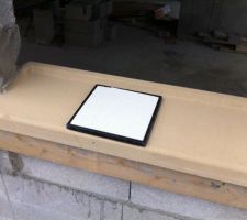 Appuis de fenêtre WESER "ton pierre" et échantillon d'enduit PRB "ton pierre" ... légère différence de teinte !!!