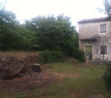 Vue de la 3eme terrasse et du mazet
Vue en regardant le nord...a droite l' Est et la vue sur la ville entierre et l horizon.