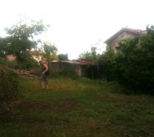 Une autre vue de la 2eme terrasse
Nous somme au centre de la terrasse vue vers le nord.
PS : ce n(est pas Mylene mais Mme FERRERO responsable agence HA-IMMOBILLIER (gard) :))