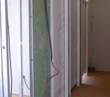 Couloir, salle de bains gauche, puis WC, puis notre chambre