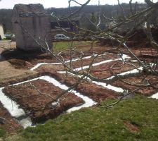 Le béton est coulé dans les fondation, il était prévu 20 tonnes de béton, il en sera 25