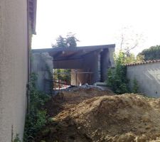 Le deuxieme mur du preau est tomb&eacute;