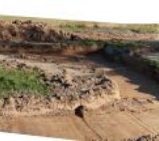Le chantier commence !! De droite à gauche, le chemin d'accès, le parking et la maison.