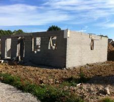 Vue de l'angle côté droit de la maison