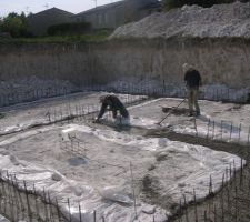 Merci aux amis et &agrave; la famille pour leur aide. Sur la photo, les fondations coul&eacute;es apr&egrave;s plusieurs semaines de gal&egrave;re avec les ferraillages et le terrassement...