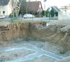 Voila les fondations après avoir vu que le sol était meuble, d'où une épaisseur importante des sillons.