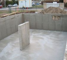 Dalle du sous-sol avec pilier de renfort porteur.