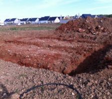 Aujourd'hui 17 mai 2011 coup de t&eacute;l&eacute;phone du chef de chantier pour nous avertir du d&eacute;but des travaux ! 
Le soir meme nous sommes heureux de constater le d&eacute;but des fondations.