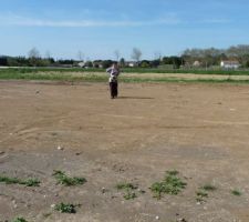 Voil&agrave; notre terrain, vue de la rue.