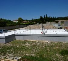 Les circuits prises, tél et tv sont installés.
Les circuits principaux d'eau aussi, tout comme toutes les résa verticales traversant la dalle (eau, électr, Fr Tél, EDF, et évacuations)