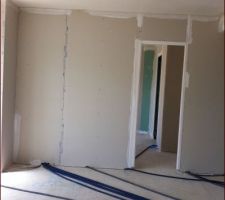 Interieur salon vu sur chambre