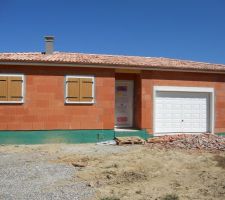 La porte du garage a "enfin" été posé mercredi!