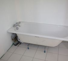 Baignoire installée avec robinetterie   carrelage Salle de bain du 1er (idem toilette 1er)