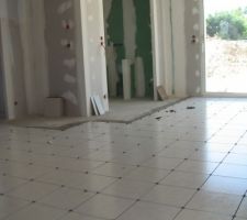 Le carrelage a commencé avec deux semaines de retard !, il en reste encore beaucoup à poser au RDC et l'étage salle de bain et WC