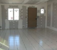 Vue d'ensemble sur le carrelage au sol, il est crème avec un reflet ocre