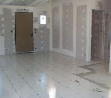 Vue du carrelage au sol sur entrée/salon et dégagement