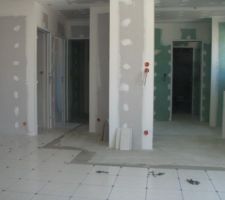 Carrelage au sol non terminé dans la cuisine, buanderie et chambre bain RDC