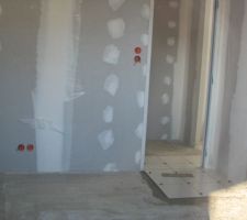 Début du carrelage dans la chambre du rdc