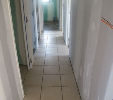 Le couloir nous parait beaucoup plus long avec le carrelage ;)