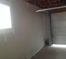 Le garage qui lui aussi avance petit à petit.manque les joints,la chappe et le carrelage.
