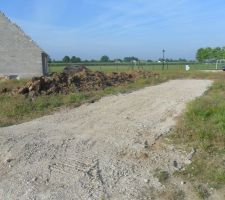 Le chemin d'acces fait en calcaire 0/31.5m&sup2;
acc&egrave;s par l'arri&egrave;re.