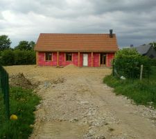 De la terre a été mis autour de la maison.