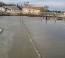 &agrave; gauche la terrasse qui a &eacute;t&eacute; coul&eacute;e en m&ecirc;me temps