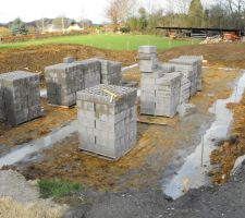 Apres  le terrassement on a coul&eacute;e les fondations le lendemain