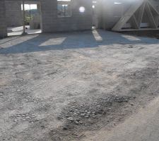 Voila le parking!! et il s nous ont livr&eacute; la charpente