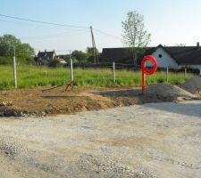 On a profit&eacute; du beau temp pour passez les fourreaux et faire tout le parking devant la maison