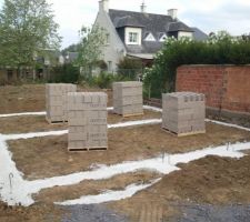 Voilà les fondations terminée, avant l'effondrement du mur!