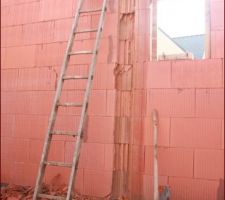 Pilier mal positionn&eacute; donc oblig&eacute;s de creuser la brique pour en recouler un.