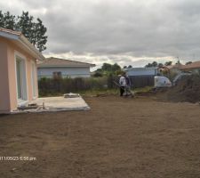 Nettoyage et mise en terre du terrain par mon terrassier remise a niveau du terrain