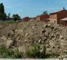 Terre en surplus pour étaler autour de la maison à la fin des travaux