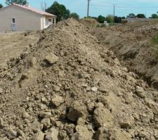 Terre en plus pour étaler autour de la maison à la fin du chantier