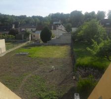 Notre jardin avec séparation avec un mur au font en cour