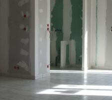 Carrelage terminé vue sur dégagement et début cuisine