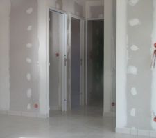 Carrelage terminé vue sur le dégagement et couloir ....