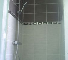 Carrelage et joints finis;douche pos&eacute;e;restera la porte.