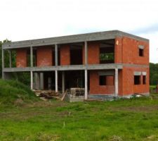 Maconnerie terminée.
Coffrage enlevés (sauf qqs poteaux)