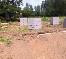 Fondation creus&eacute;s les parpaings arrivent!!!!