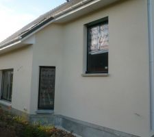 Arrière de la maison avec l'enduit terminé