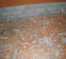Tuiles, detritus, terre de remblai... dans le garage