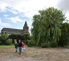 Visite du terrain par nos 4 parents, qui ont appr&eacute;ci&eacute; eux aussi ...