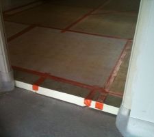 Isolant entre la chape de la maison et la chape de finition. environ 6 cm.