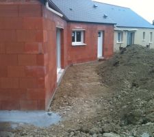 Drainage, évacuation des eaux pluviales et préparation du terrain pour les échafaudages du maçon en vue du crépis...