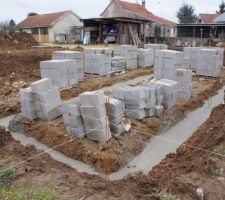 Les fondations, séchage pendant 3 semaines.