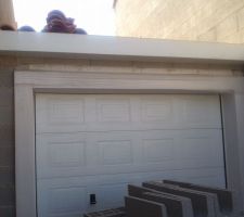 Les débords de toit du garage