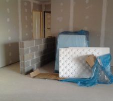 Le plombier chauffagiste &agrave; pos&eacute; ses plaques d'isolant pour le chauffage au sol.