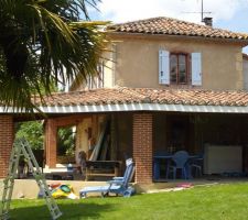 Maison vue du côté est avec nouveaux volets.